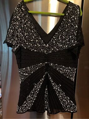 Swing White and Silver Beaded/ Sequin V-Neck Top - size 42